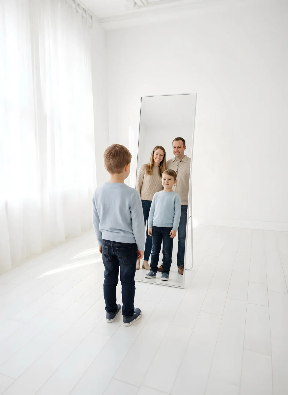 A child sees his family beside him in the mirror